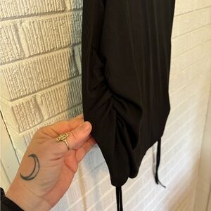 Sleeveless ruched side shirt